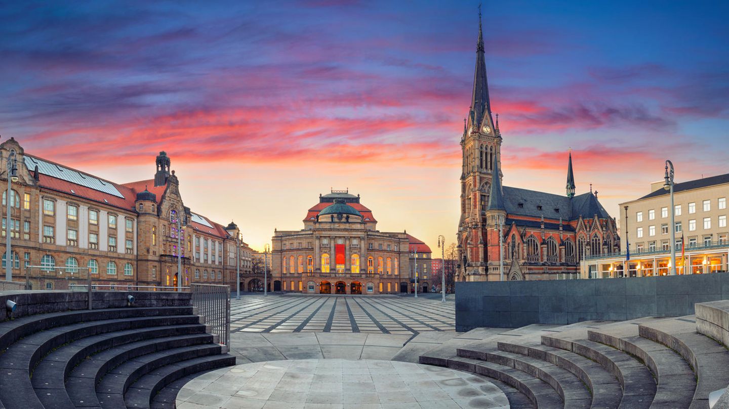 Am Theaterplatz im Zentrum von Chemnitz stehen das Opernhaus (m.) und die neugotische Petrikirche direkt nebeneinander   