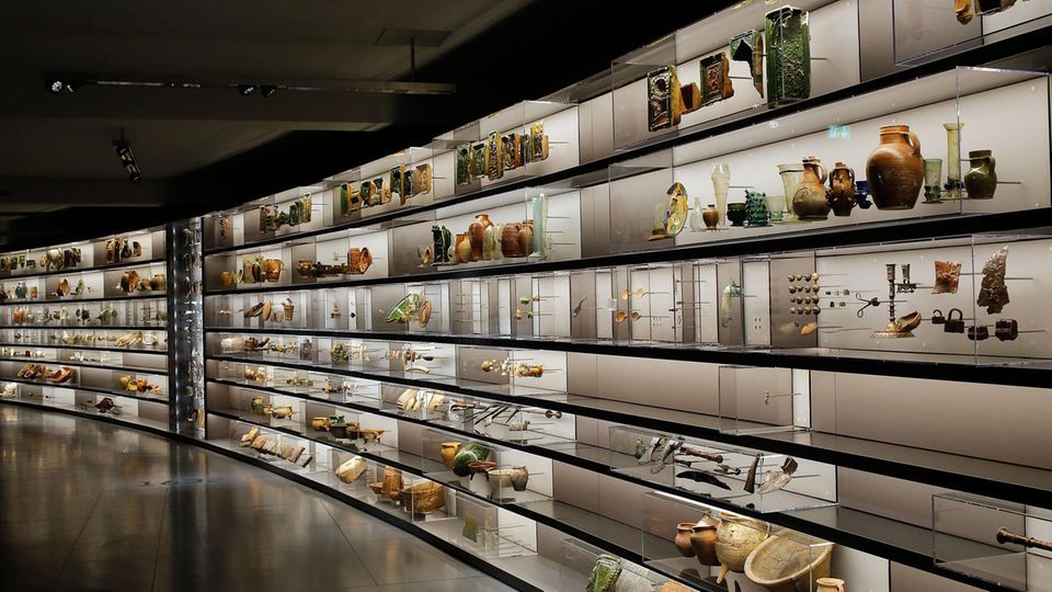 Sachsen: Fenster in die Vergangenheit: Im Staatlichen Museum für Archäologie stehen Grabungsfunde in Vitrinen. Das Museum wurde 2014 in einem ehemaligen Kaufhaus eröffnet Fenster in die Vergangenheit: Im Staatlichen Museum für Archäologie stehen Grabungsfunde in Vitrinen. Das Museum wurde 2014 in einem ehemaligen Kaufhaus eröffnet