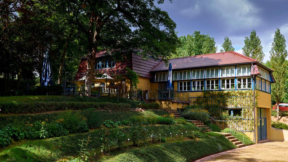 Sachsen: Nach der Art des Jugendstils baut der belgische Architekt Henry van de Velde Anfang des 20. Jahrhunderts die "Villa Esche" für den Chemnitzer Textilfabrikanten Herbert Eugen Esche. Sie gilt als eines der ersten modernistischen Gebäude in Deutschland Nach der Art des Jugendstils baut der belgische Architekt Henry van de Velde Anfang des 20. Jahrhunderts die "Villa Esche" für den Chemnitzer Textilfabrikanten Herbert Eugen Esche. Sie gilt als eines der ersten modernistischen Gebäude in Deutschland