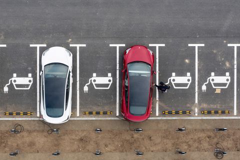Vogelperspektive auf Parkplatz für Elektroautos