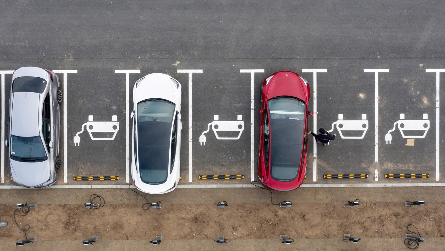 Vogelperspektive auf Parkplatz für Elektroautos