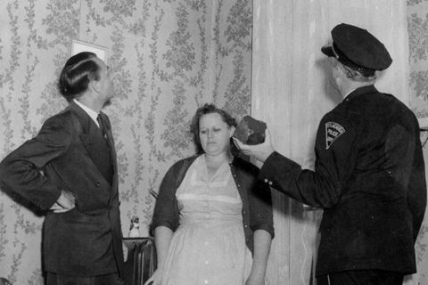 Ann Hodges, ihr Mann (l.) und ein Polizist begutachten am 30. November 1954 das Loch in der Hausdecke, das der Meteorit geschlagen hat, den der Beamte in der Hand hält 