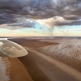Weite Landschaftsaufnahme des größten Salzsees Kati Thanda-Lake Eyre in Austalien.