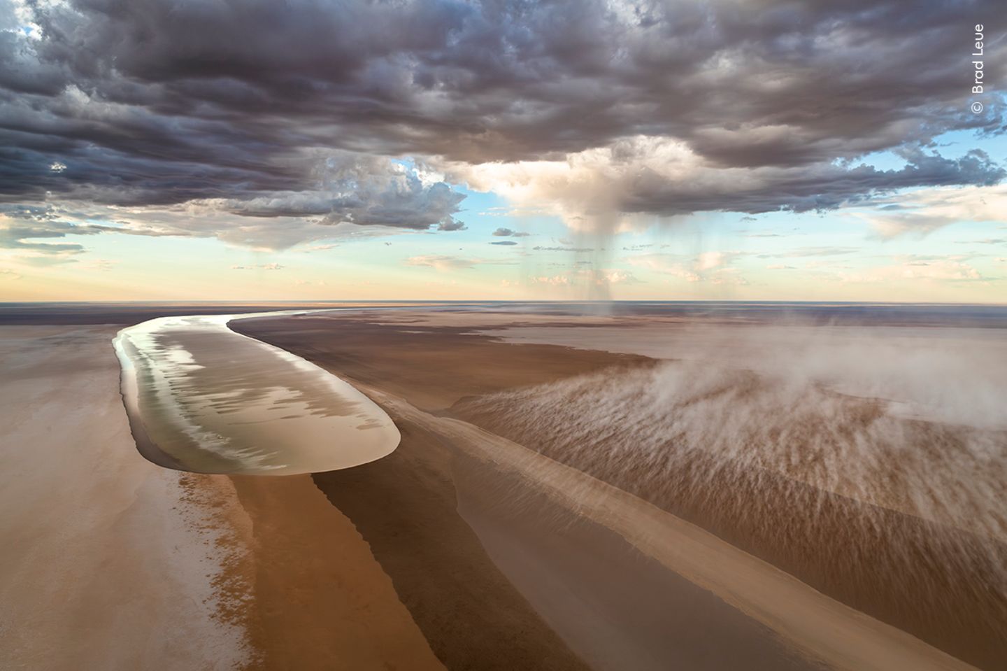Lake Eyre, Australien Weite Landschaftsaufnahme des größten Salzsees Kati Thanda-Lake Eyre in Austalien.