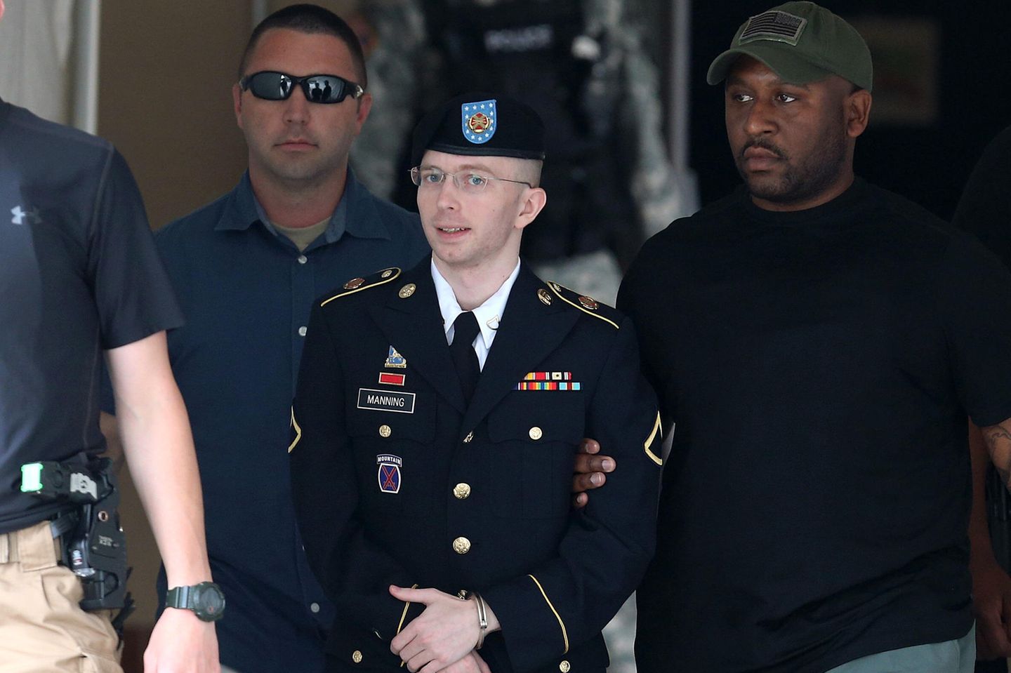 Der Fall Chelsea Manning Bradley Mannung wird abgeführt
