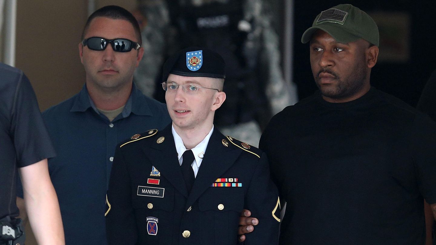 Der Fall Chelsea Manning Bradley Mannung wird abgeführt