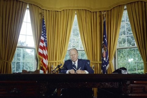 Gerald Ford sitzt am Schreibtisch