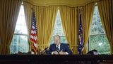 Gerald Ford sitzt am Schreibtisch