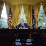 Gerald Ford sitzt am Schreibtisch