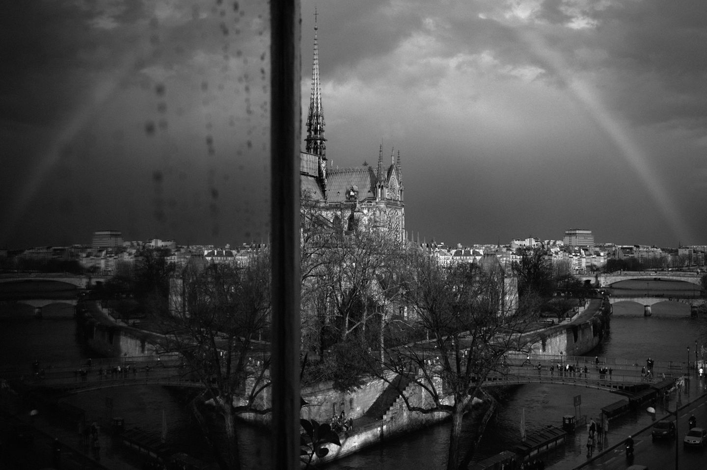 Blick auf Notre-Dame aus einem Fenster heraus