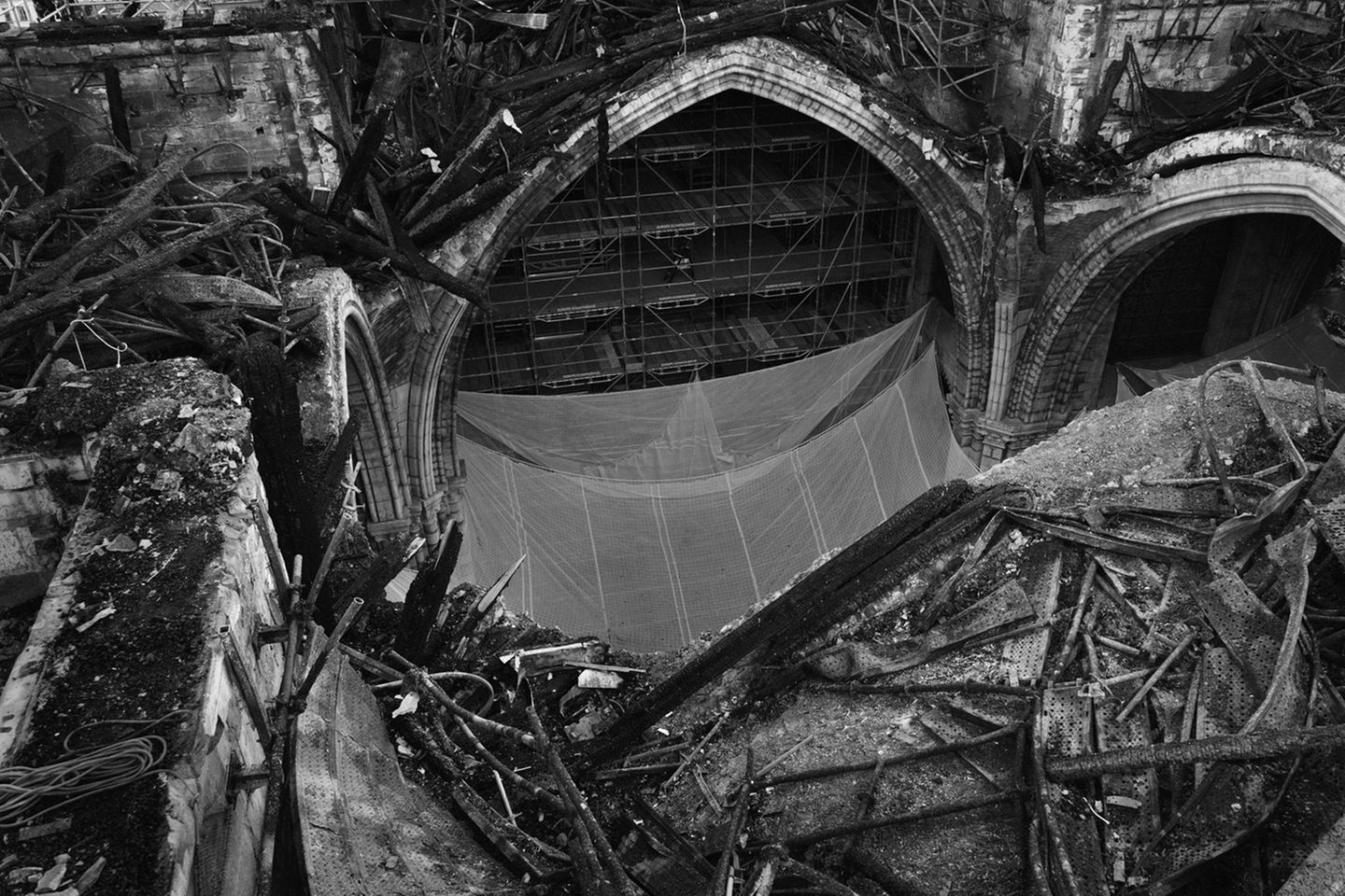 Zwischen Zerstörung und Aufbau Blick auf Restaurierungsarbeiten an der Notre-Dame