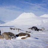Häuser im Schnee vor Bergkulisse
