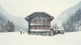 In den Touristenregionen finden sich heute deshalb auch Klohäuschen, Taubenschläge und Seilbahnstationen im Stil eines Chalets. Architekturfotograf Patrick Lambertz aber fuhr in eher abgelegene Täler der Schweiz. Dort entdeckte er für seine Fotoserie "Chalets of Switzerland" ursprüngliche Häuser ohne aufgehübschte Fassaden