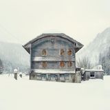 In den Touristenregionen finden sich heute deshalb auch Klohäuschen, Taubenschläge und Seilbahnstationen im Stil eines Chalets. Architekturfotograf Patrick Lambertz aber fuhr in eher abgelegene Täler der Schweiz. Dort entdeckte er für seine Fotoserie "Chalets of Switzerland" ursprüngliche Häuser ohne aufgehübschte Fassaden