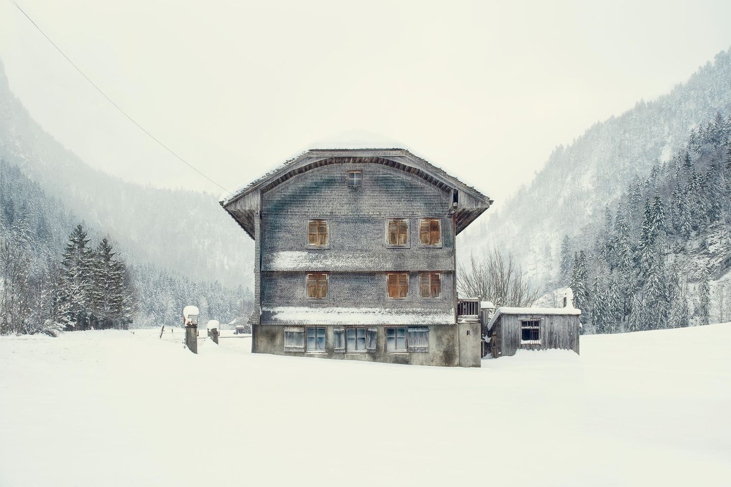 In den Touristenregionen finden sich heute deshalb auch Klohäuschen, Taubenschläge und Seilbahnstationen im Stil eines Chalets. Architekturfotograf Patrick Lambertz aber fuhr in eher abgelegene Täler der Schweiz. Dort entdeckte er für seine Fotoserie "Chalets of Switzerland" ursprüngliche Häuser ohne aufgehübschte Fassaden