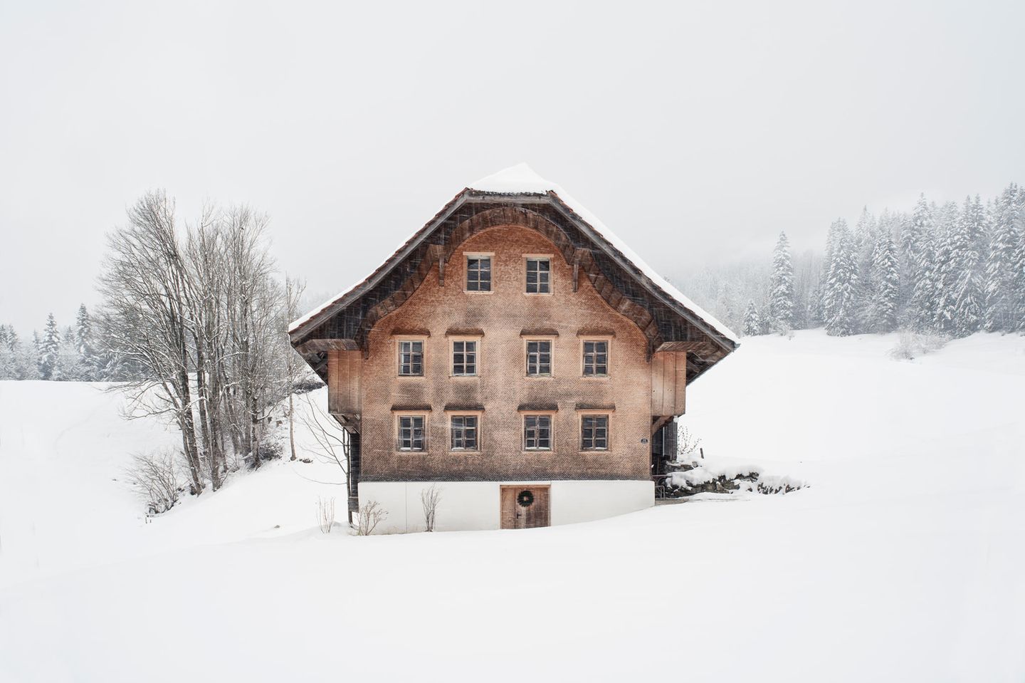 Strohflechterinnen und Käser, schnitzende Familien und eine herbeigeschaffte Viehherde schufen damals ein Image vom Landleben in den Bergen, das die Architektur in den Alpen bis heute prägt – nicht nur in der Schweiz, sondern auch in den Nachbarländern