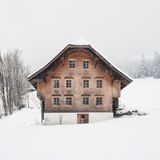 Strohflechterinnen und Käser, schnitzende Familien und eine herbeigeschaffte Viehherde schufen damals ein Image vom Landleben in den Bergen, das die Architektur in den Alpen bis heute prägt – nicht nur in der Schweiz, sondern auch in den Nachbarländern