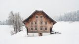 Strohflechterinnen und Käser, schnitzende Familien und eine herbeigeschaffte Viehherde schufen damals ein Image vom Landleben in den Bergen, das die Architektur in den Alpen bis heute prägt – nicht nur in der Schweiz, sondern auch in den Nachbarländern