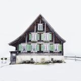 Im 19. Jahrhundert entdeckten dann Reisende aus ganz Europa den Zauber der Alpen – und verklärten ihn. Überall in den Bergen, aber auch im Flachland errichteten Adlige und wohlhabende Städter daraufhin Chalets nach Schweizer Vorbild: als Wochenendhaus oder imposantes Luxushotel