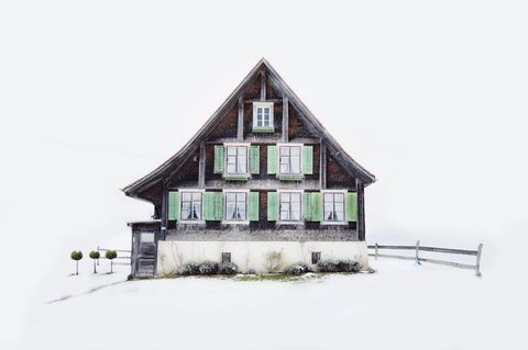 Im 19. Jahrhundert entdeckten dann Reisende aus ganz Europa den Zauber der Alpen – und verklärten ihn. Überall in den Bergen, aber auch im Flachland errichteten Adlige und wohlhabende Städter daraufhin Chalets nach Schweizer Vorbild: als Wochenendhaus oder imposantes Luxushotel