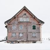 Deshalb arbeitet er mit der Stiftung "Ferien im Baudenkmal" zusammen: Sie lässt die Chalets von lokalen Handwerkern sanft restaurieren und vermietet sie dann an Gäste. Für einige Hütten, die Lambertz porträtiert hat, kommt dieser Einsatz allerdings zu spät. Sie wurden bereits abgerissen