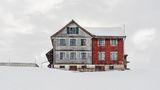 Schweizer Alpenchalets, wie wir sie heute kennen, sind ohnehin eine Erfindung der frühen Tourismusindustrie. Ursprünglich waren die Gebäude einfache Unterkünfte für Bergbauern und ihr Vieh