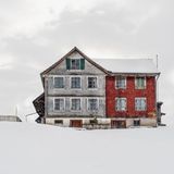 Schweizer Alpenchalets, wie wir sie heute kennen, sind ohnehin eine Erfindung der frühen Tourismusindustrie. Ursprünglich waren die Gebäude einfache Unterkünfte für Bergbauern und ihr Vieh