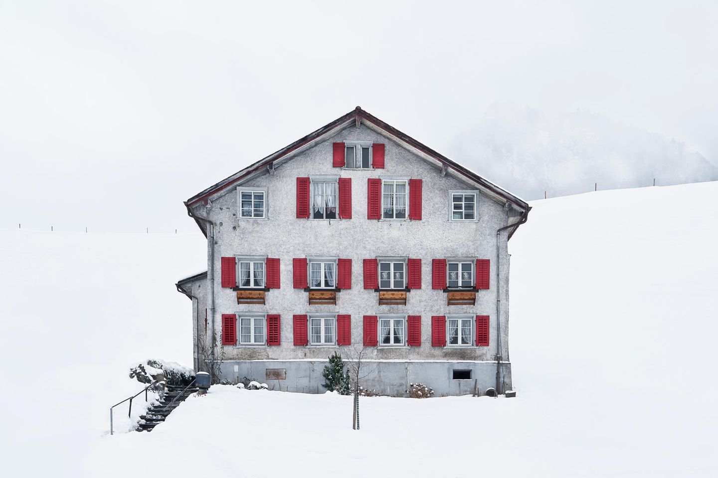 Der Putz bröckelt, Fensterläden hängen schief, erste Holzschindeln fehlen: Die Chalets, die Fotograf Patrick Lambertz in der Schweiz porträtiert, haben auf den ersten Blick wenig gemein mit dem Klischee der gemütlichen Berghütte