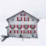 Der Putz bröckelt, Fensterläden hängen schief, erste Holzschindeln fehlen: Die Chalets, die Fotograf Patrick Lambertz in der Schweiz porträtiert, haben auf den ersten Blick wenig gemein mit dem Klischee der gemütlichen Berghütte