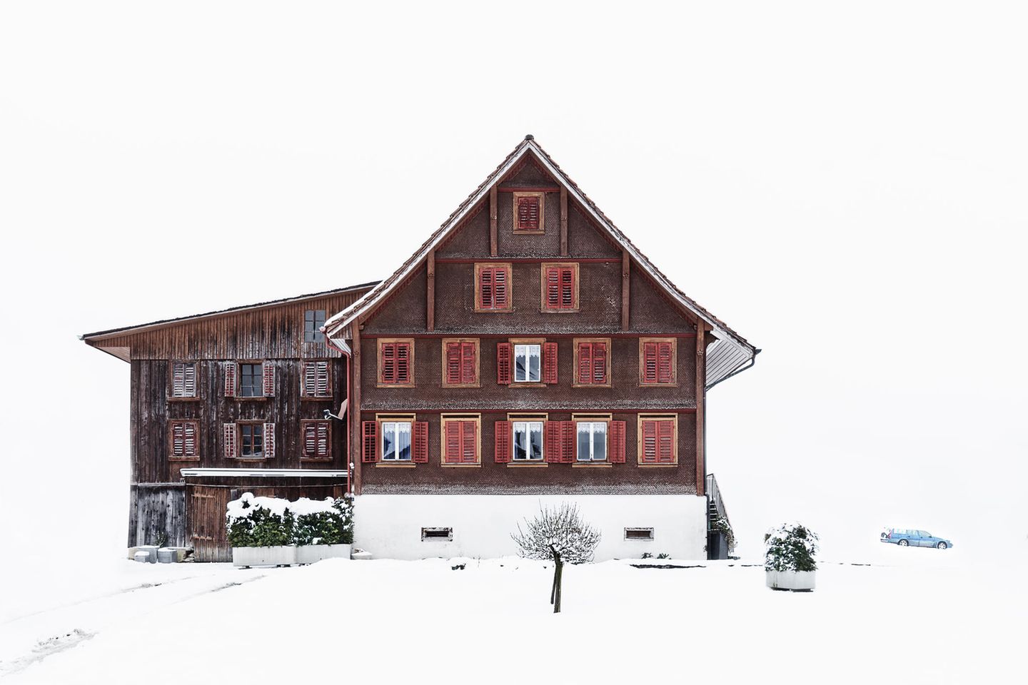 Lambertz fotografiert die Gebäude stets im Winter: Dann verdeckt Schnee alle Details, die den Blick ablenken könnten. "Die Bilder enthüllen so den einzigartigen Charme und den individuellen Charakter jedes einzelnen Bauwerks", so Lambertz. Er engagiert sich für den Erhalt der Häuser