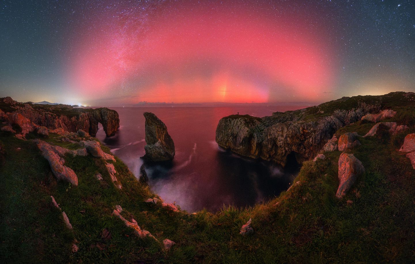 Mit dieser Aufnahme von einem Nordlicht in Asturien im Norden Spaniens ging für den Fotografen Edén Sánchez ein Traum in Erfüllung.