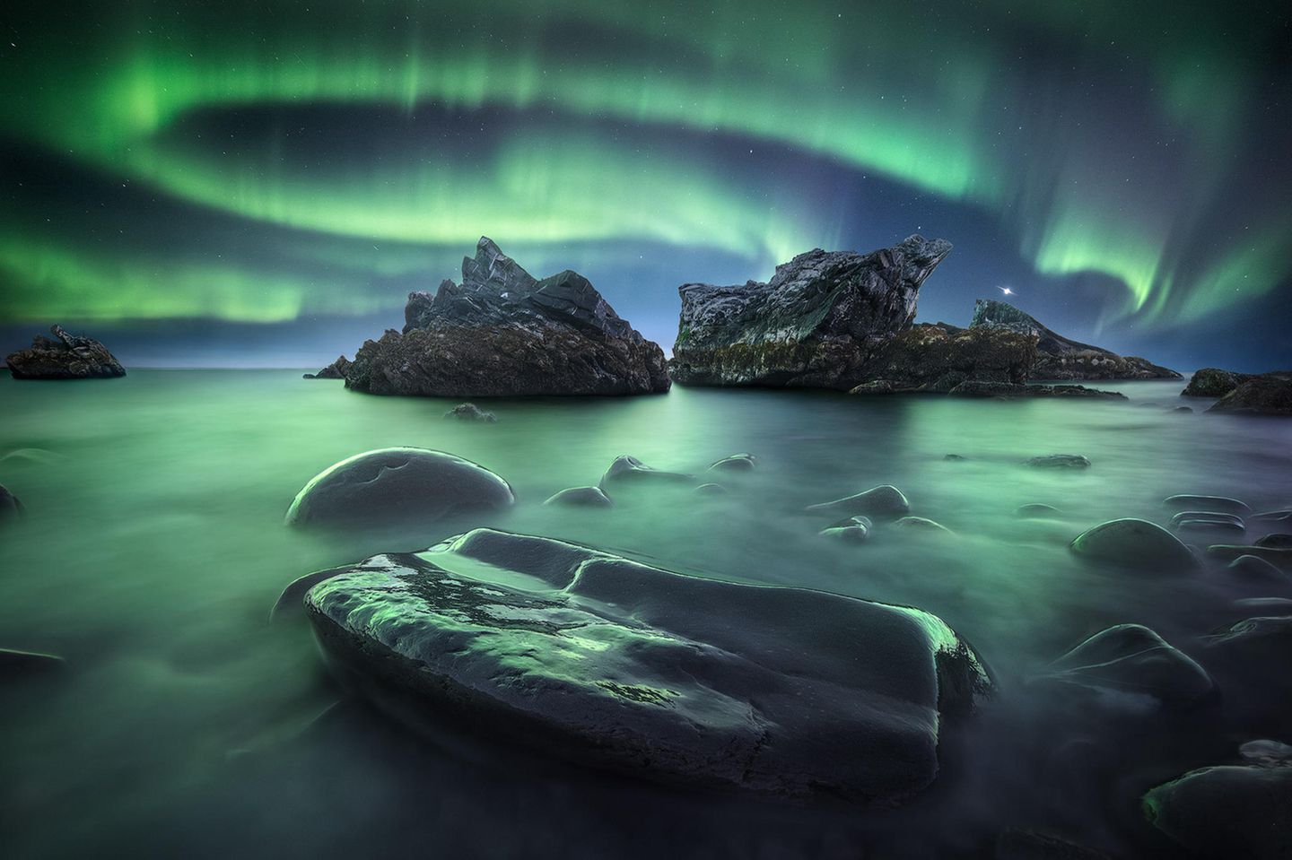Licht, Fels und Wasser Auf der Fischerhalbinsel am nördlichen Rand der Kola-Halbinsel gelang Sergey Korolev dieses magische Foto. Die "weiche" Wasseroberfläche ließ er durch eine lange Belichtungzeit entstehen.