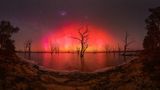 Australien: Abgestorbene Bäume verleihen dieser Ansicht des morgendlichen Toolondo-Sees im Sonnensturm etwas Apokalyptisches.