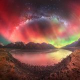 In der spektakulären Szenerie des Aoraki/Mount Cook National Park auf der Südinsel Neuseelands fotografierte Tom Rae nicht nur die Milchstraße – sondern auch ein besonders dramatisches Polarlicht. Ein seltenes atmosphärisches Phänomen, ein sogenannter SAR-Bogen (Stable Auroral Red), verstärkte das Spektakel zusätzlich.