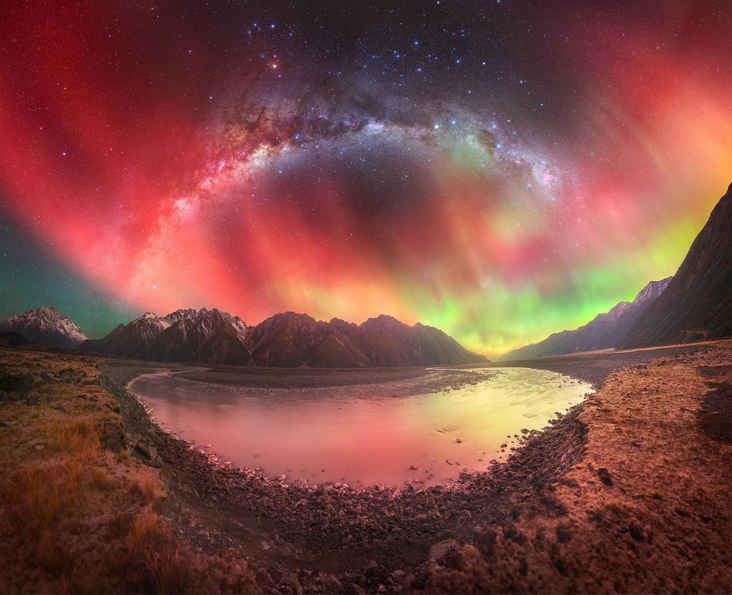 Südliches Farbspektakel In der spektakulären Szenerie des Aoraki/Mount Cook National Park auf der Südinsel Neuseelands fotografierte Tom Rae nicht nur die Milchstraße – sondern auch ein besonders dramatisches Polarlicht. Ein seltenes atmosphärisches Phänomen, ein sogenannter SAR-Bogen (Stable Auroral Red), verstärkte das Spektakel zusätzlich.