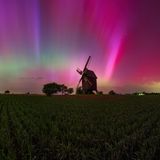 Libehna, Sachsen-Anhalt: In der Nacht vom 10. auf den 11. Mai 2024 traf ein gewaltiger Sonnensturm die Erde und tauchte die historische Bockwindmühle in unwirkliches Licht.