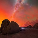Während in ganz Europa und in den USA Nordlichter (Aurora borealis) zu sehen waren, fotografierte Egor Goryachev an der Spitzkoppe in Namibia ein Südlicht (Aurora australis) – zusammen mit der Milchstraße.
