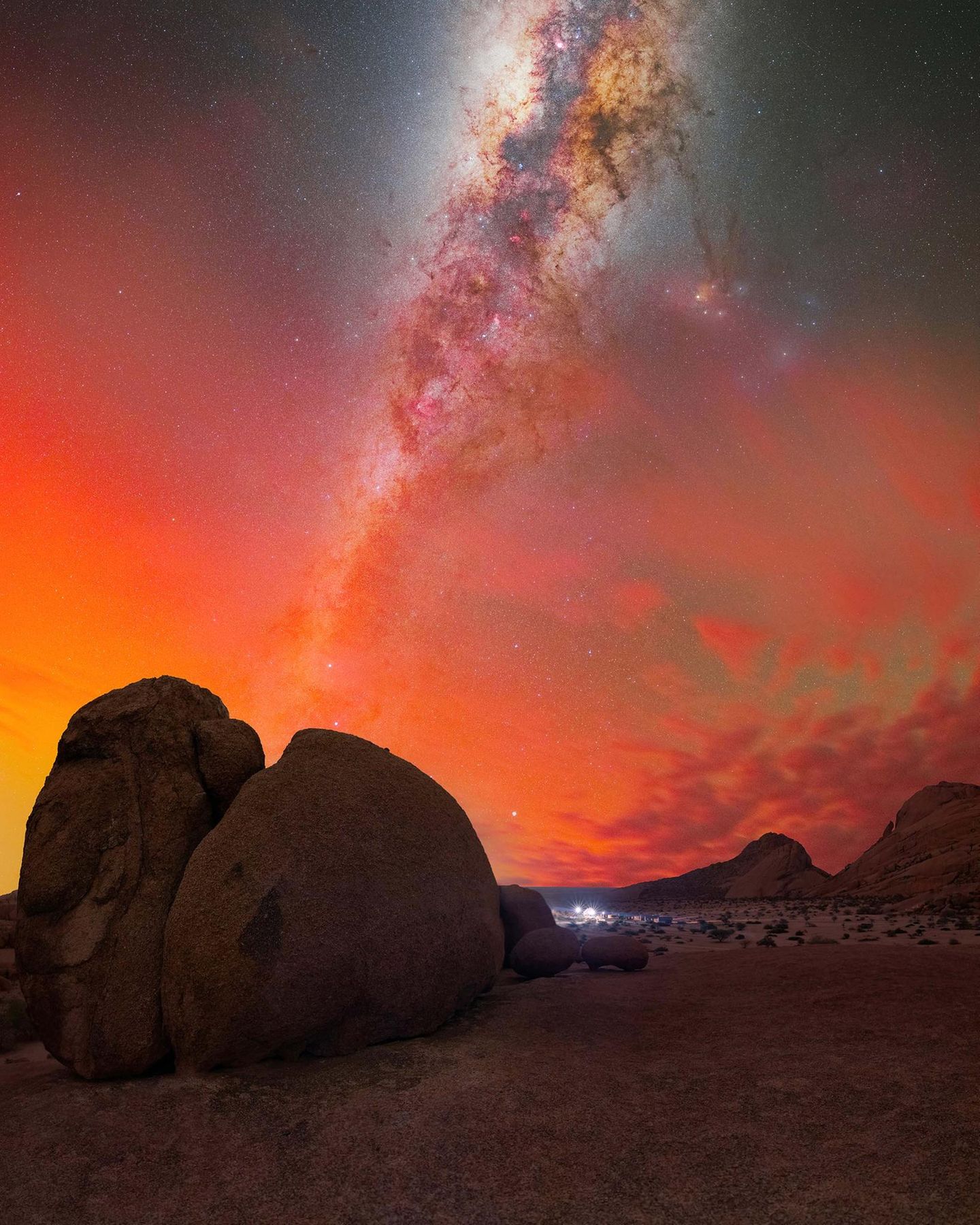 Während in ganz Europa und in den USA Nordlichter (Aurora borealis) zu sehen waren, fotografierte Egor Goryachev an der Spitzkoppe in Namibia ein Südlicht (Aurora australis) – zusammen mit der Milchstraße.