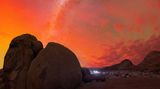Während in ganz Europa und in den USA Nordlichter (Aurora borealis) zu sehen waren, fotografierte Egor Goryachev an der Spitzkoppe in Namibia ein Südlicht (Aurora australis) – zusammen mit der Milchstraße.