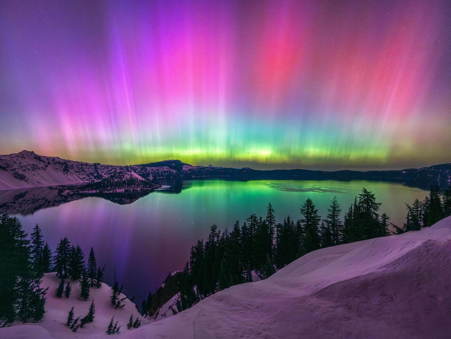 Im Crater-Lake-Nationalpark, USA, fotografierte Adrian Cormier in der Nacht vom 9. auf den 10. Mai 2024 dieses spektakuläre Polarlicht.