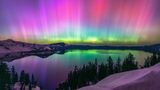 Im Crater-Lake-Nationalpark, USA, fotografierte Adrian Cormier in der Nacht vom 9. auf den 10. Mai 2024 dieses spektakuläre Polarlicht.