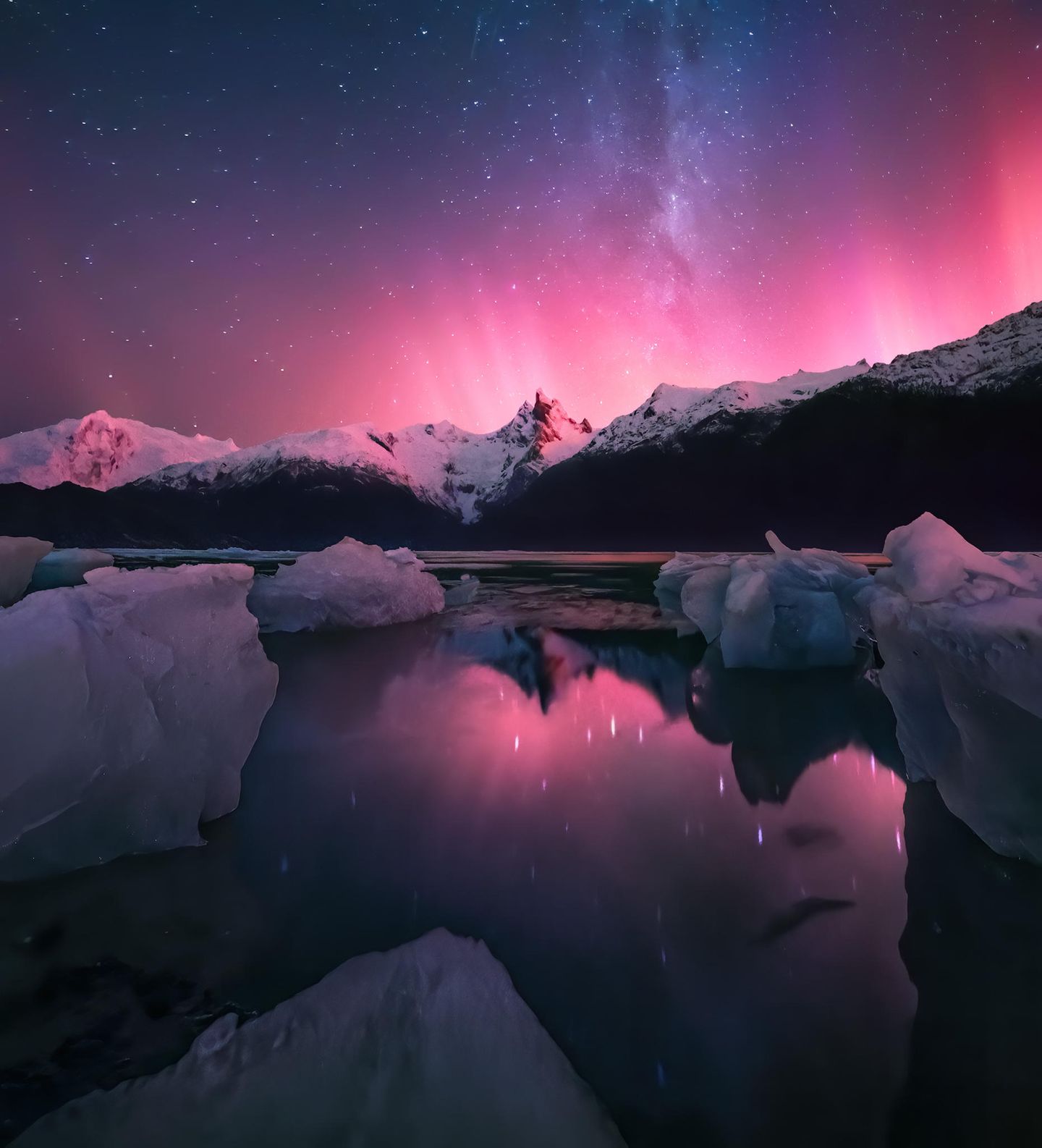 Chile: In der Wildnis der patagonischen Fjorde gelang dem Fotografen Marc Adamus diese in Rosa getauchte Szenerie aus Eis, Licht und Fels.
