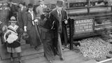 John D. Rockefeller läuft über einen Bahnhof