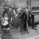 John D. Rockefeller läuft über einen Bahnhof