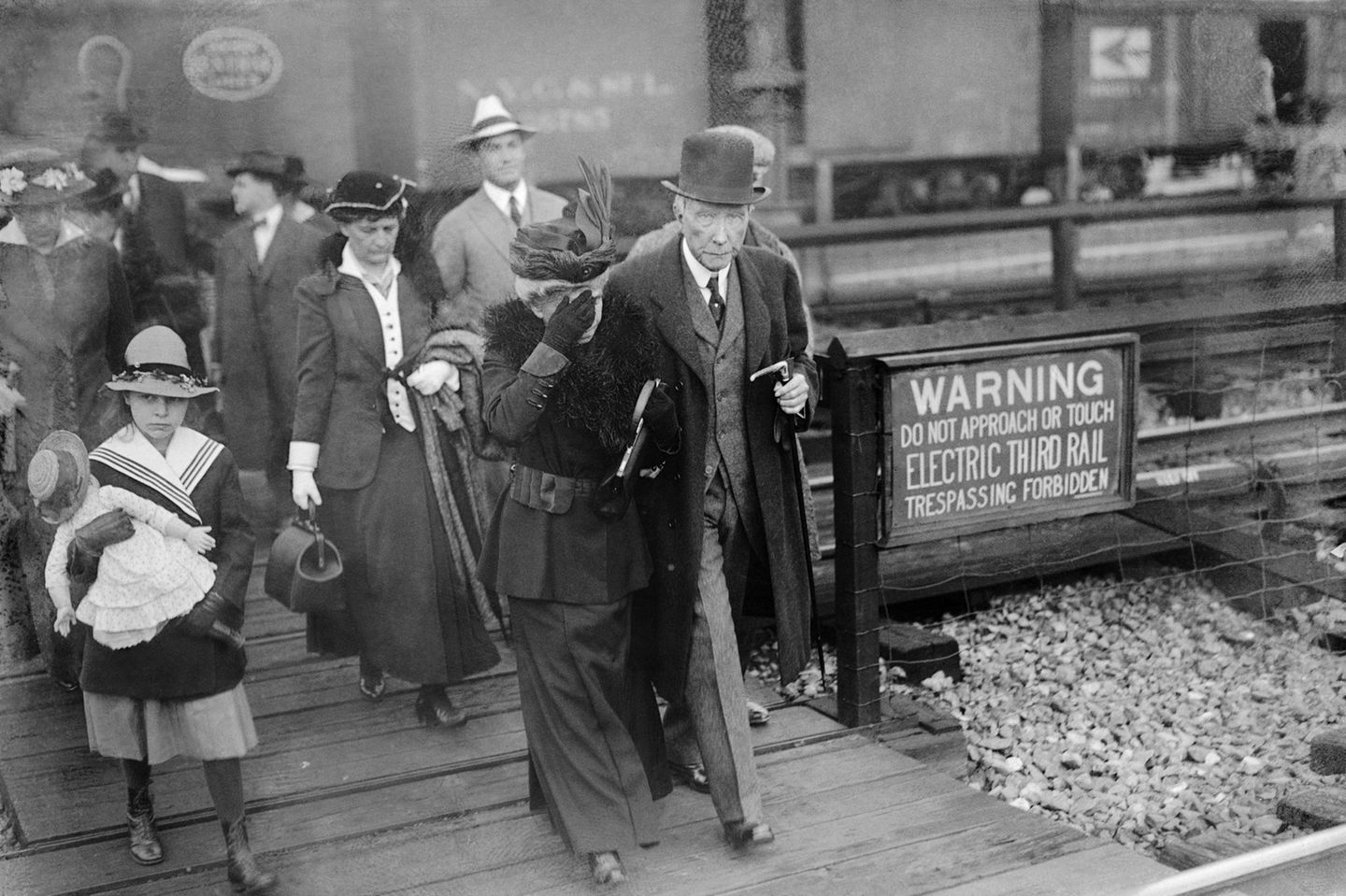 Inbegriff des gnadenlosen Kapitalisten: John D. Rockefeller John D. Rockefeller läuft über einen Bahnhof