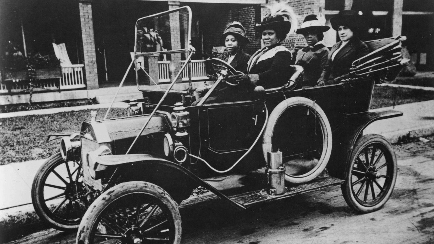 Reich dank Kosmetik: Madam C. J. Walker Madam C. J. Walker am Steuer eines Wagens