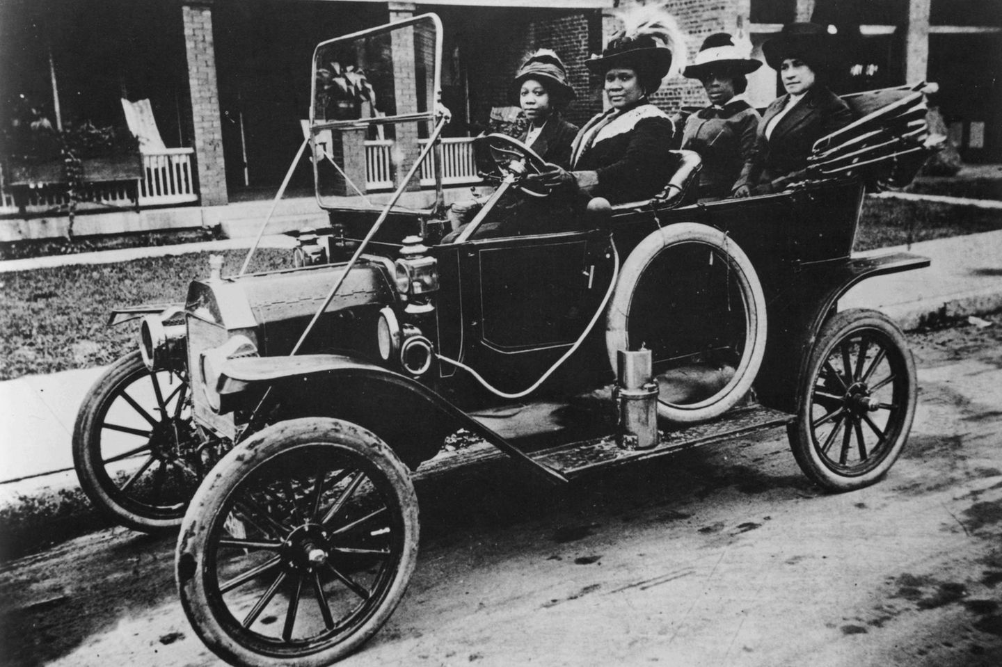 Madam C. J. Walker am Steuer eines Wagens