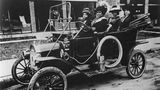 Madam C. J. Walker am Steuer eines Wagens
