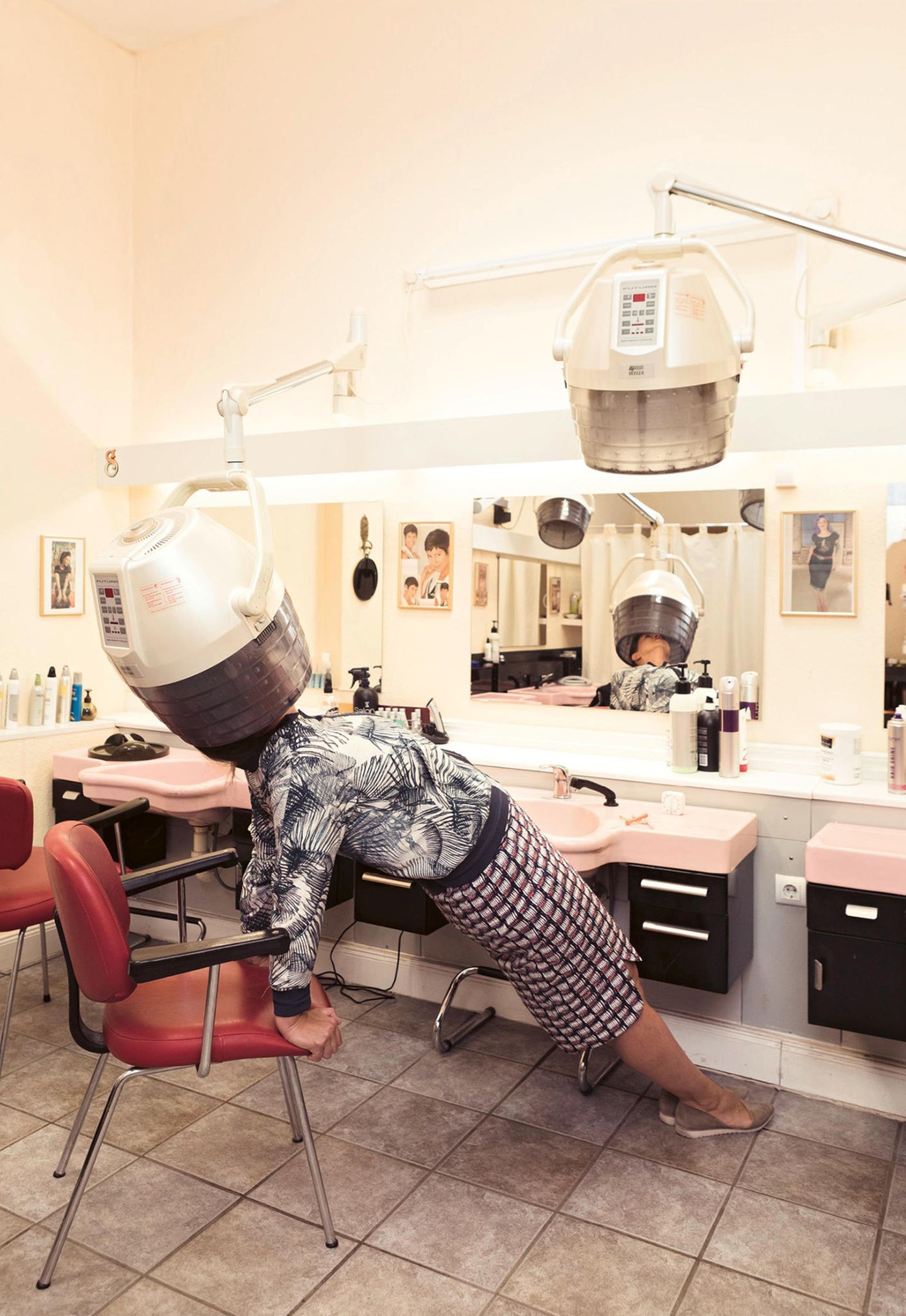 Die umgekehrte Planke (purvotthanasana) Person macht Yoga in einem Friseursalon