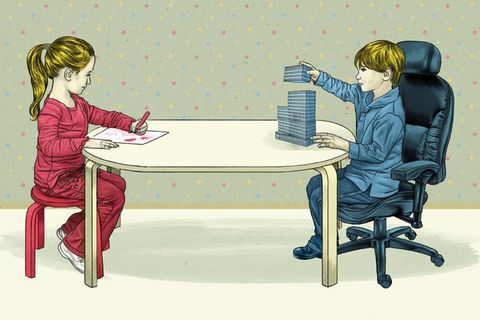 Mädchen und Junge spielen an einem Tisch